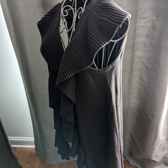 Vest with Ruffles - Picture 2 of 6